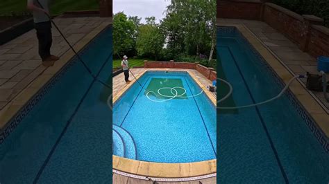 The colorful, gooey world of oddly satisfying videos .